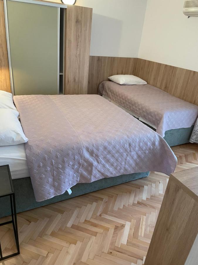 Diana Rooms And Apartments 스타리그라드 파클레니차 외부 사진