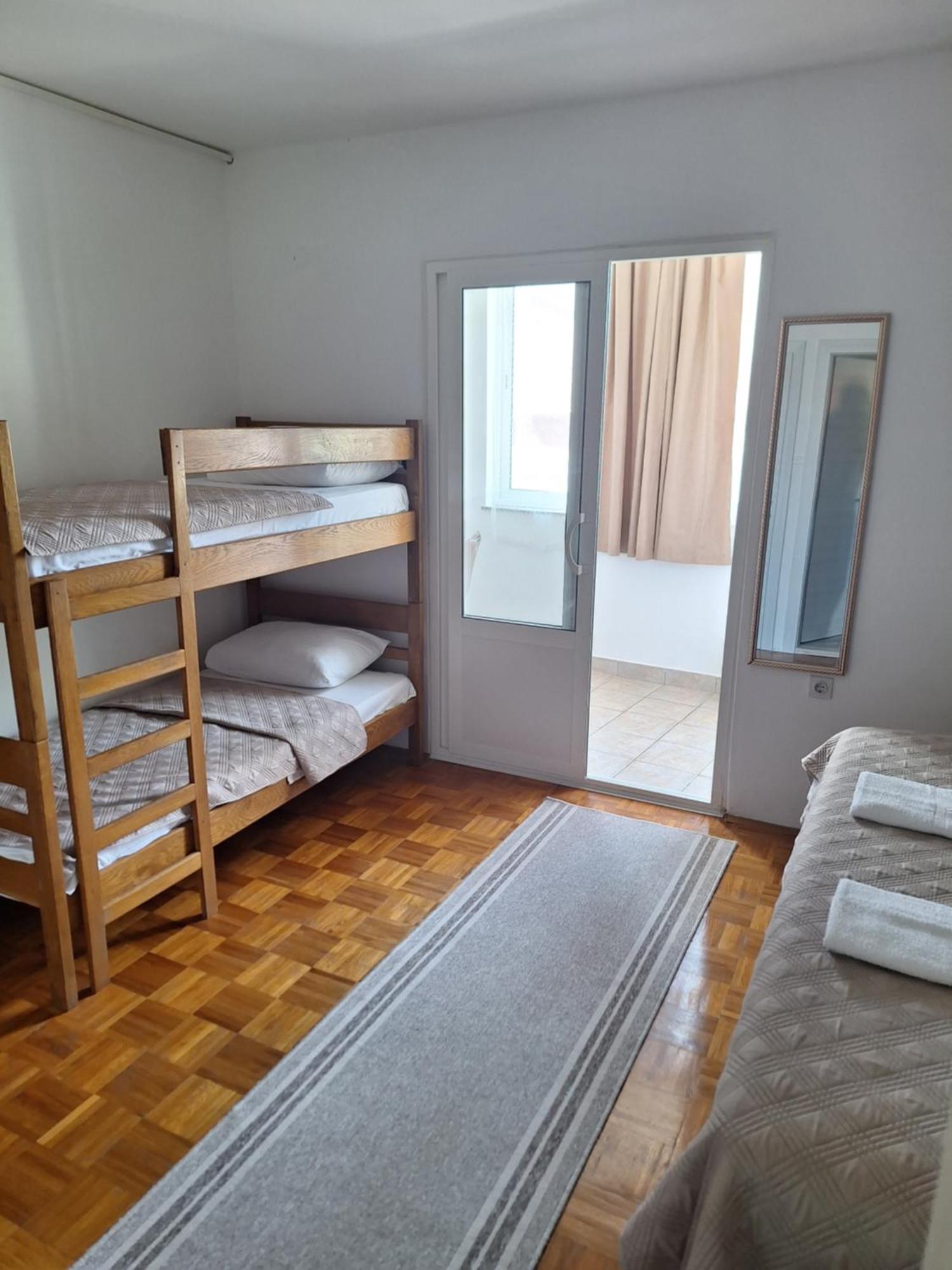 Diana Rooms And Apartments 스타리그라드 파클레니차 외부 사진