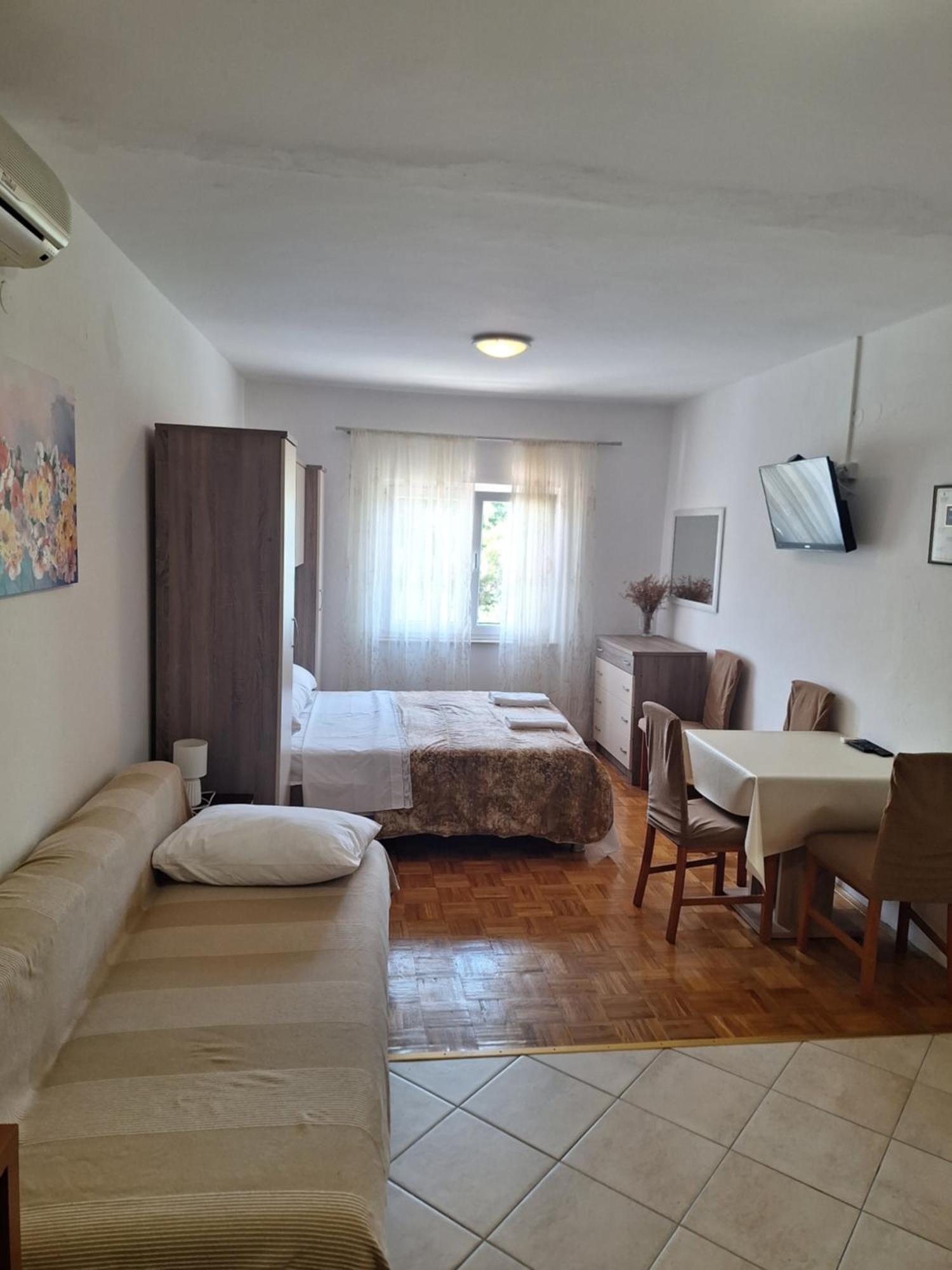 Diana Rooms And Apartments 스타리그라드 파클레니차 외부 사진