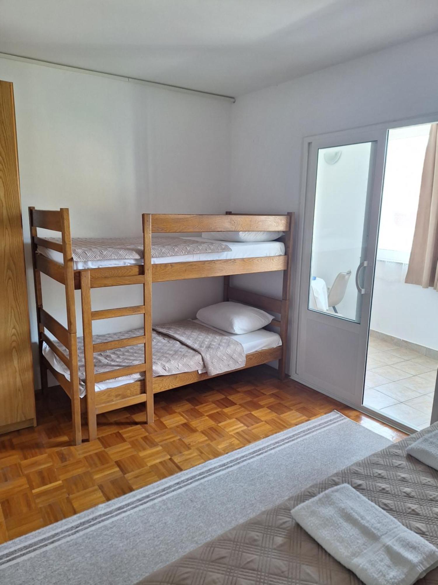 Diana Rooms And Apartments 스타리그라드 파클레니차 외부 사진