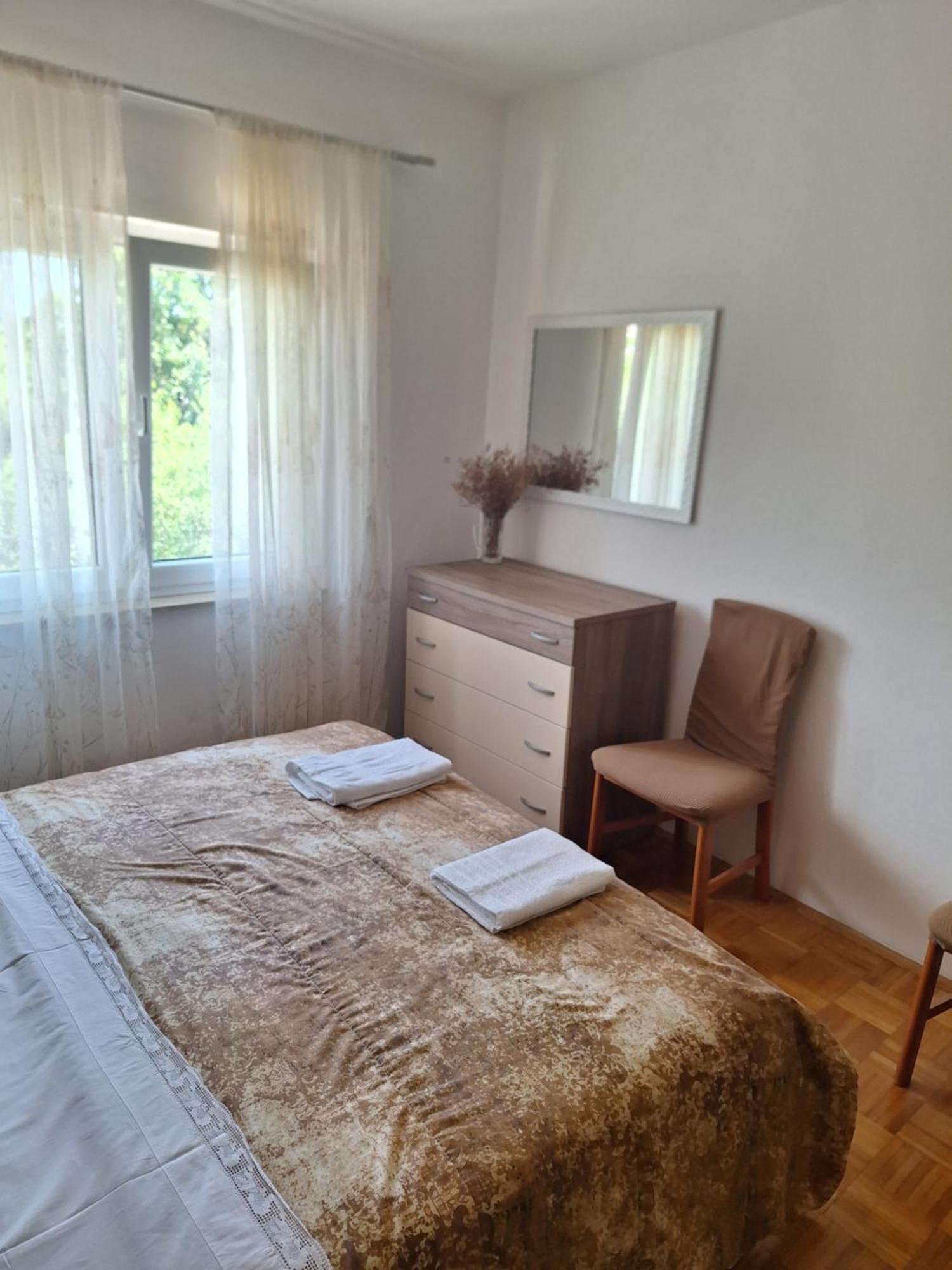 Diana Rooms And Apartments 스타리그라드 파클레니차 외부 사진