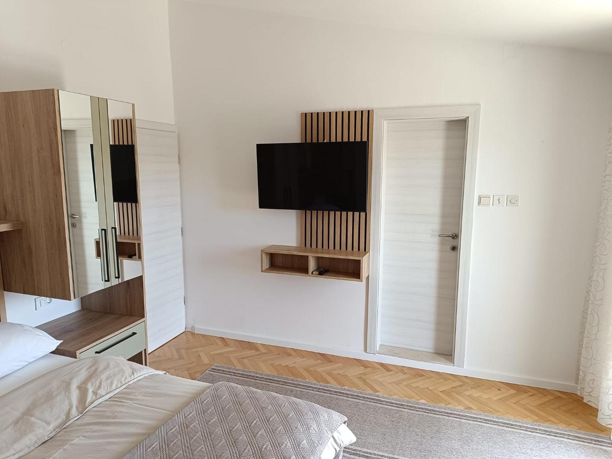 Diana Rooms And Apartments 스타리그라드 파클레니차 외부 사진